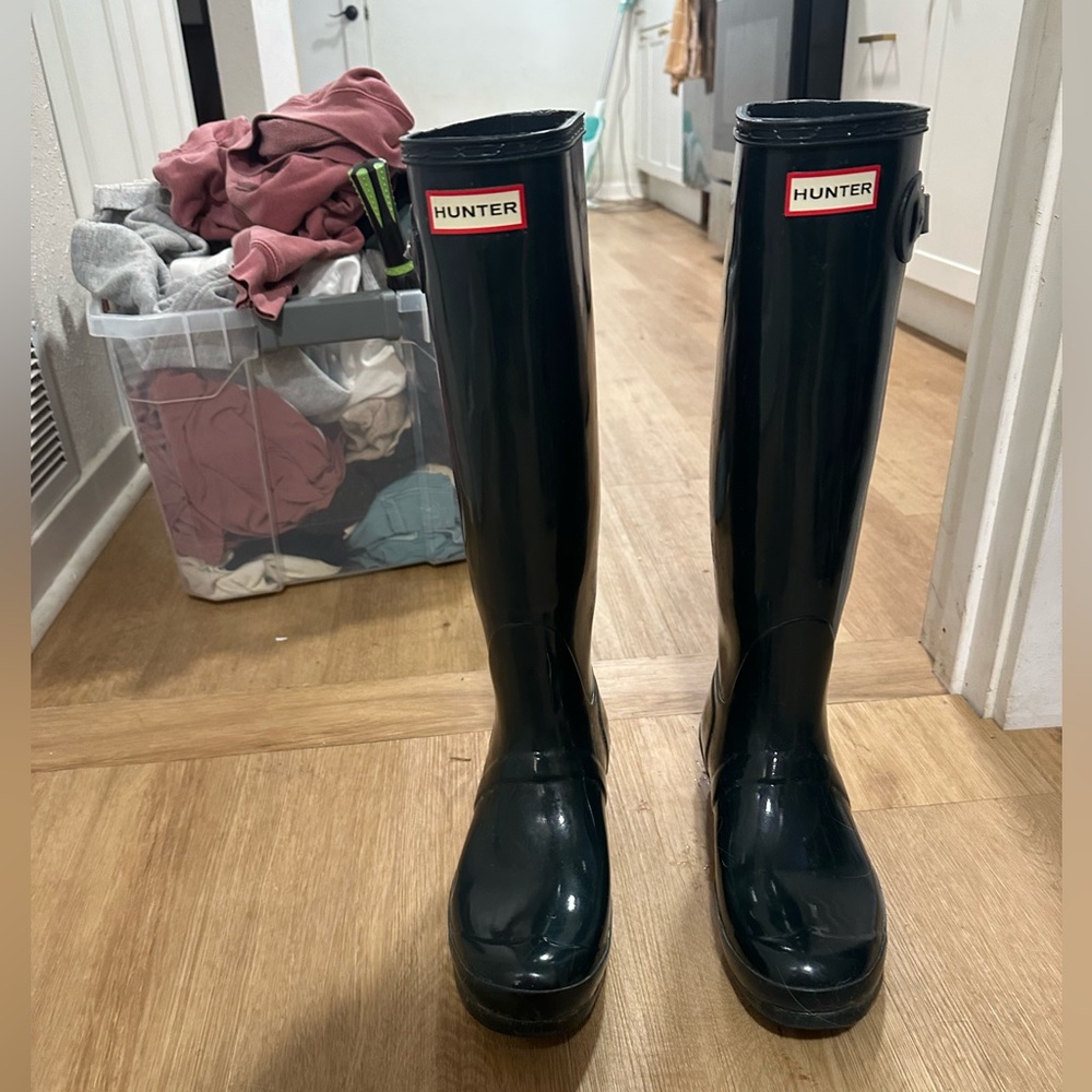 Like new hunter rain boots in glossy green!